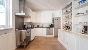 Kaffetrakter/tekoker, kjøleskap, mikrobølgeovn og ovn