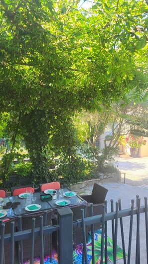 Outdoor dining - Quartier Bois des Espeisses Haven of peace with private swimming pool. (Nîmes)