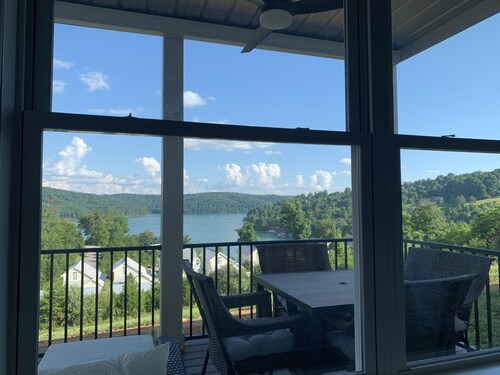 Brand new condo with gorgeous lake views