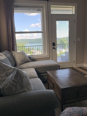 Smart TV - Brand new condo with gorgeous lake views (La Follette)