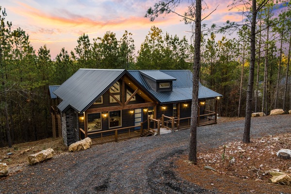 Drive up to cabin, steep driveway fyi