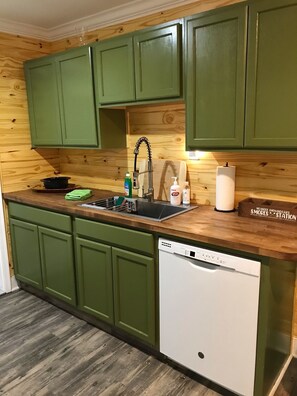 full kitchen, with dishwasher