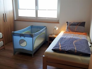 2 habitaciones, cuna de viaje, wifi gratis y ropa de cama