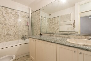 Duschwanne, Haartrockner, Bidet, Handtücher