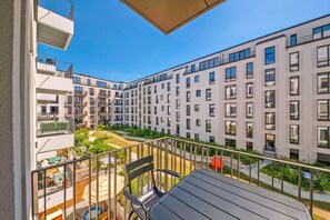 Outdoor dining - Chic, Centrally Located Mitte 2BR near Potsdamer Platz, by Blueground (Berlin)