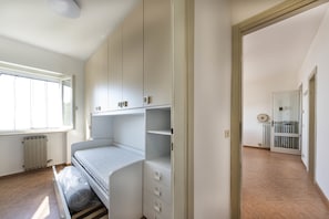 2 chambres, bureau, fer et planche à repasser