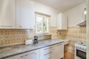 Wasserkocher mit Kaffee-/Teezubehör, Kühlschrank, Mikrowelle, Ofen