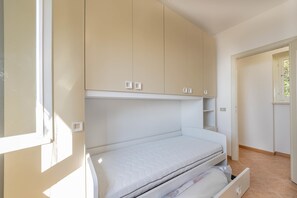 2 habitaciones, escritorio y tabla de planchar con plancha