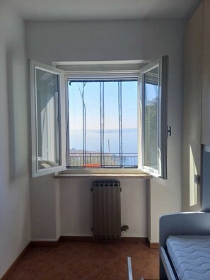 2 habitaciones, escritorio y tabla de planchar con plancha 