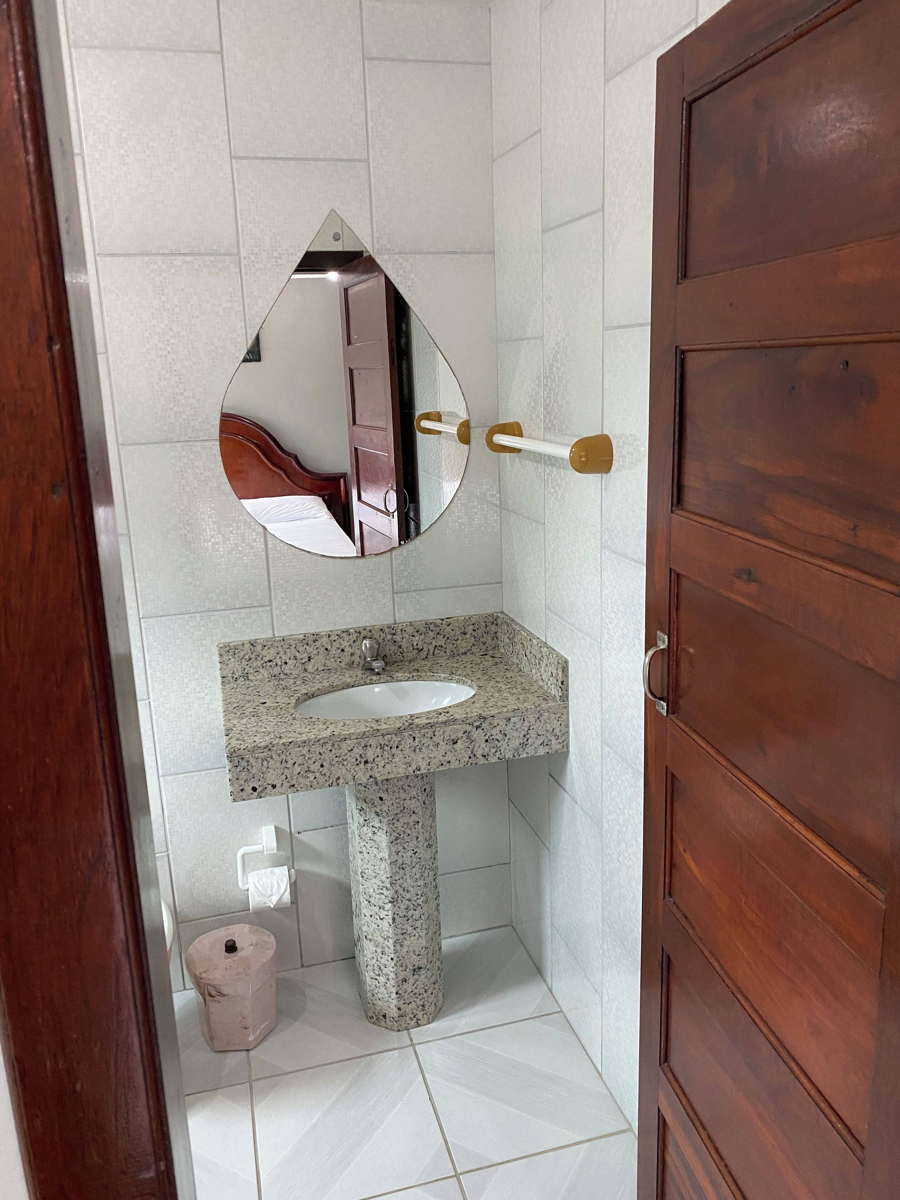 Douche, articles de toilette de luxe, sèche-cheveux, serviettes fournies