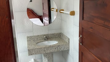 Douche, articles de toilette de luxe, sèche-cheveux, serviettes fournies