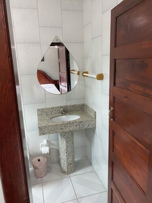 Douche, articles de toilette de luxe, sèche-cheveux, serviettes fournies