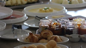 Une table de buffet proposant divers plats et accompagnements.