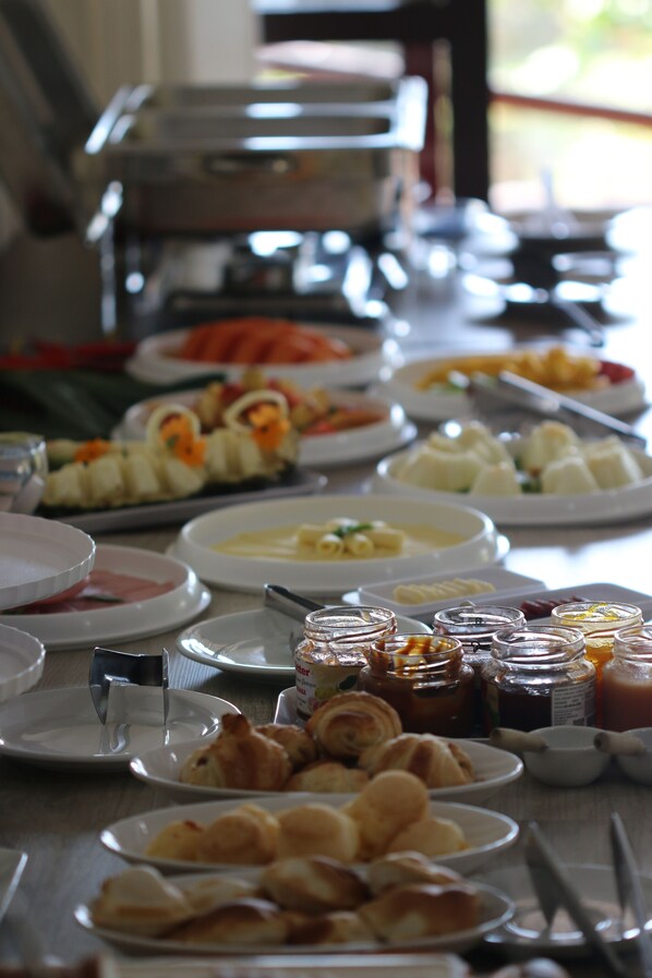 Una mesa de buffet con diversos alimentos y condimentos.