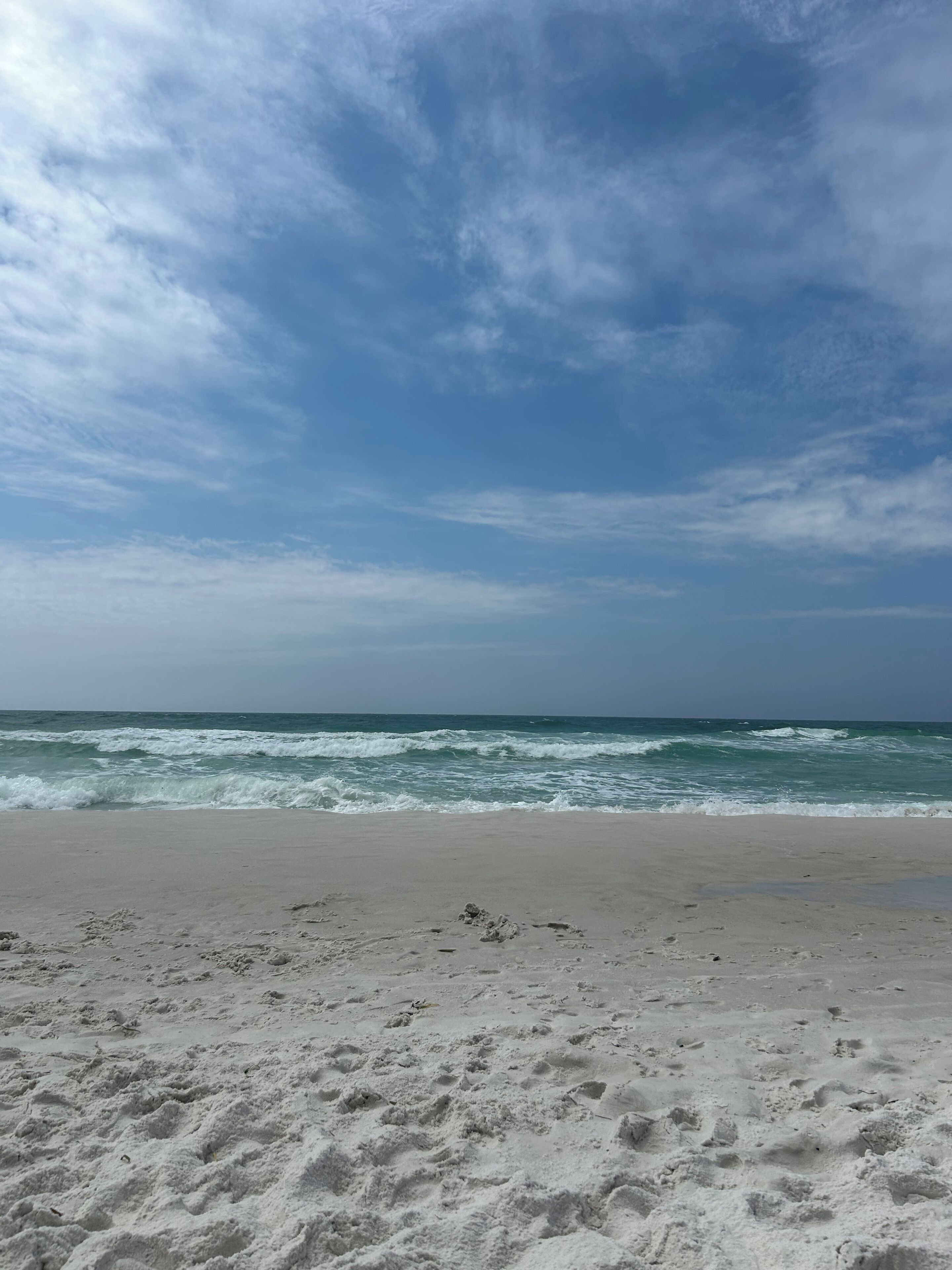 En la playa, camastros y toallas de playa 