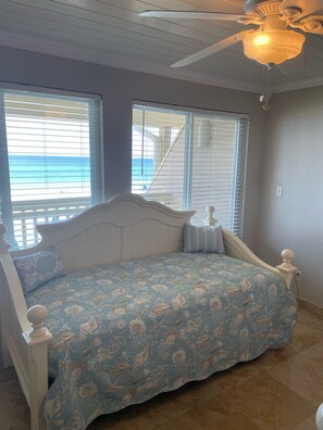 3 habitaciones, tabla de planchar con plancha y cuna de viaje 