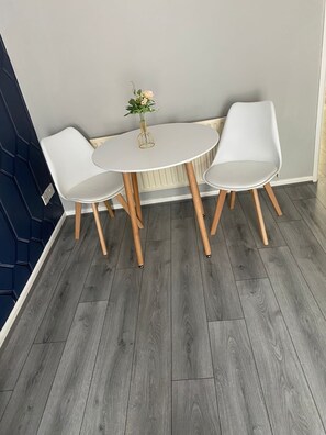 Dining - Cosy, Modern Apartment (Darlaston)
