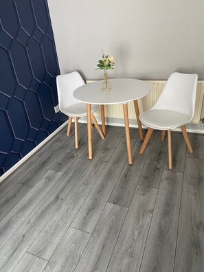 Dining - Cosy, Modern Apartment (Darlaston)