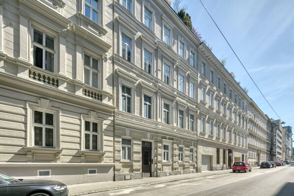 Exterior - Renovated Wieden 2BR in Historic Building, near HBF, by Blueground (Vienna)
