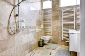 Hårføner og håndklær