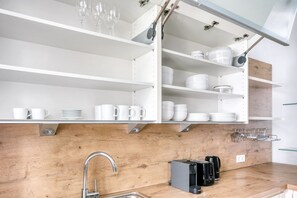 Interior - Renovated Wieden 2BR in Historic Building, near HBF, by Blueground (Vienna)