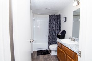 Combined shower/bathtub, hair dryer, towels, shampoo