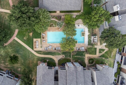 Luxury Condo *5 mins from DFW Airport*