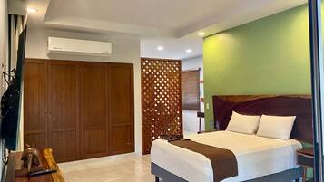 Junior Room | Desk, bed sheets