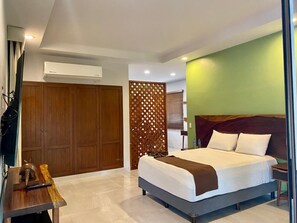 Habitación junior | Escritorio y ropa de cama