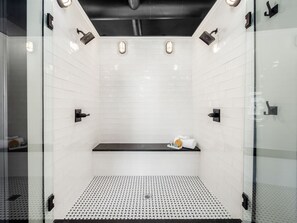 Ducha, secador de pelo, toallas, jabón