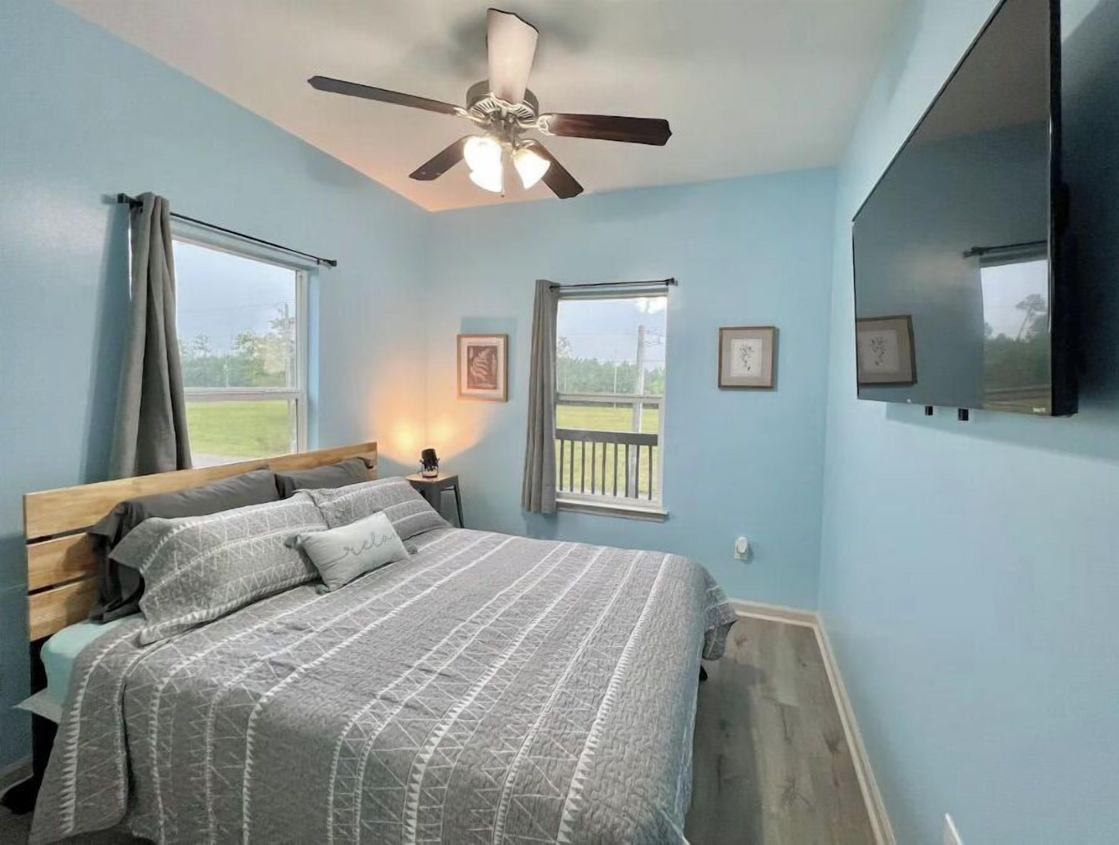 3 quartos, escrivaninha, ferros/tábuas de passar roupa