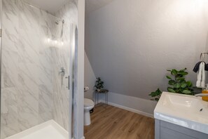 Combined shower/bathtub, hair dryer, towels, soap