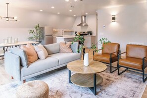 Smart TV y chimenea 