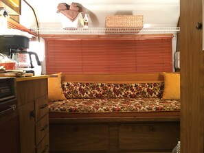 Une cuisine de taille réduite, avec un meuble en bois, une cuisinière et un évier.