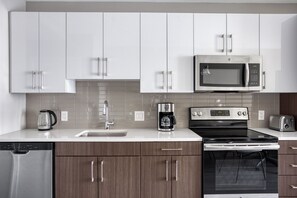 Réfrigérateur, four à micro-ondes, un four, lave-vaisselle