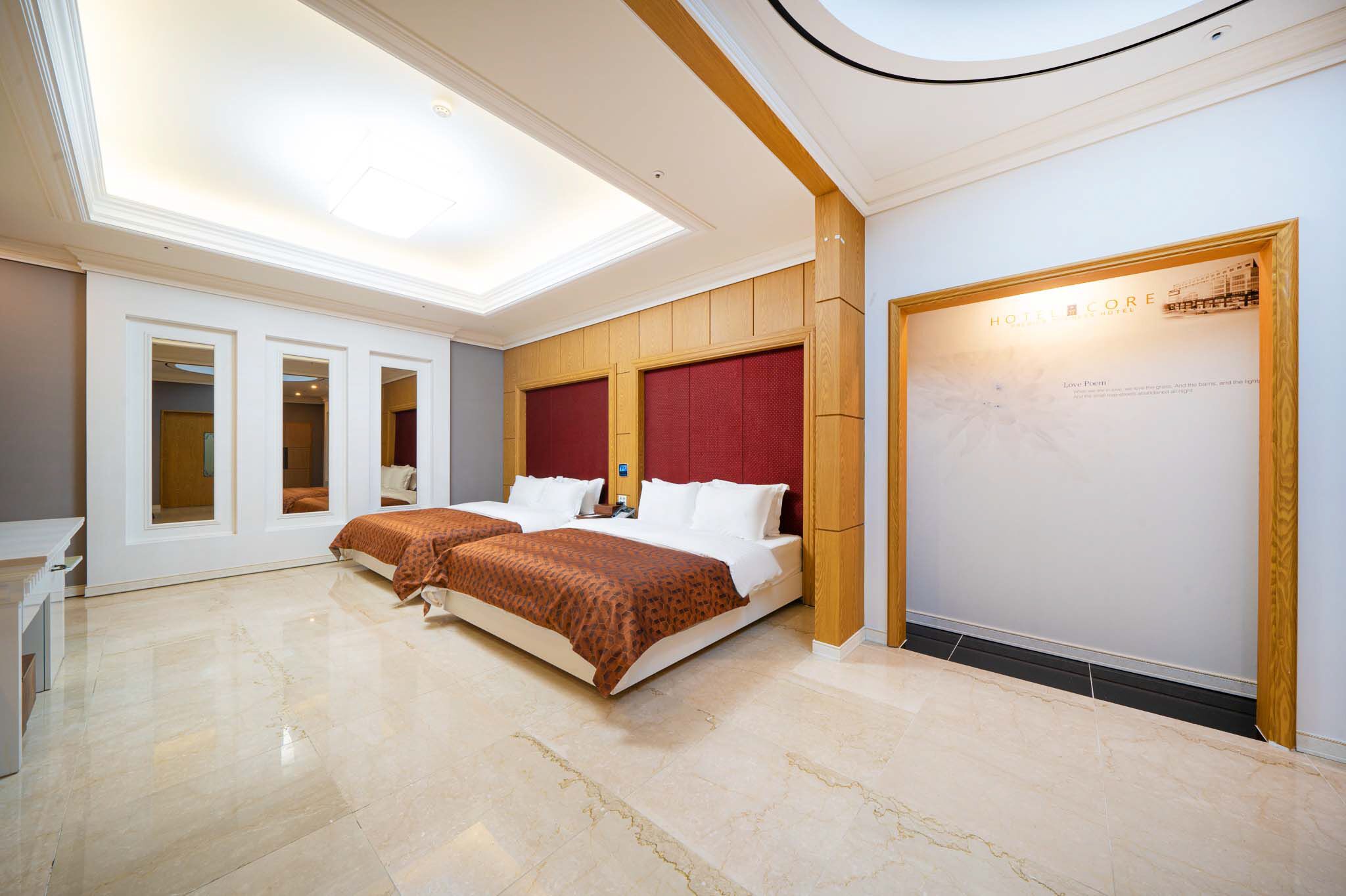 Habitación de hotel con una cama grande, un escritorio y vistas a la ciudad.