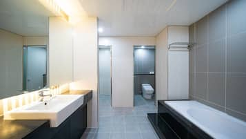 Royal Twin Room | Bathroom | Deep soaking tub, free toiletries, hair dryer, bathrobes