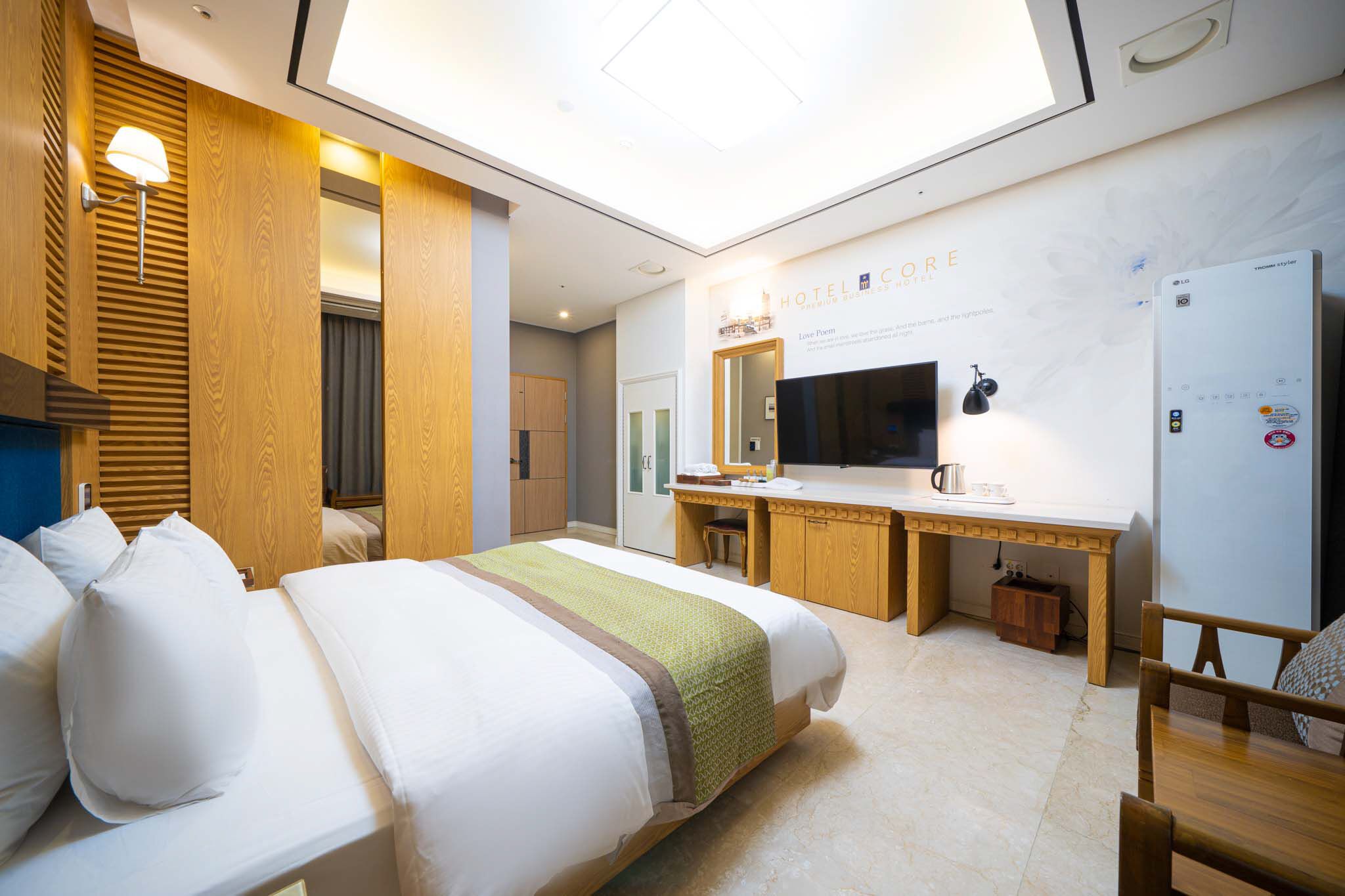 Una habitación de hotel con cama, escritorio y televisión.