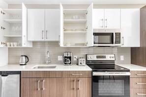 Refrigerador, microondas, horno y parrilla de estufa 