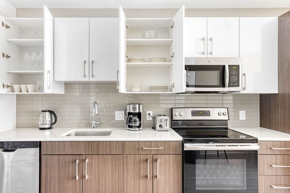 Réfrigérateur, micro-ondes, four, plaque de cuisson