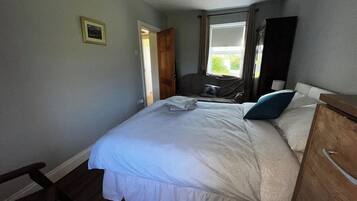 3 bedrooms, iron/ironing board, WiFi, bed sheets