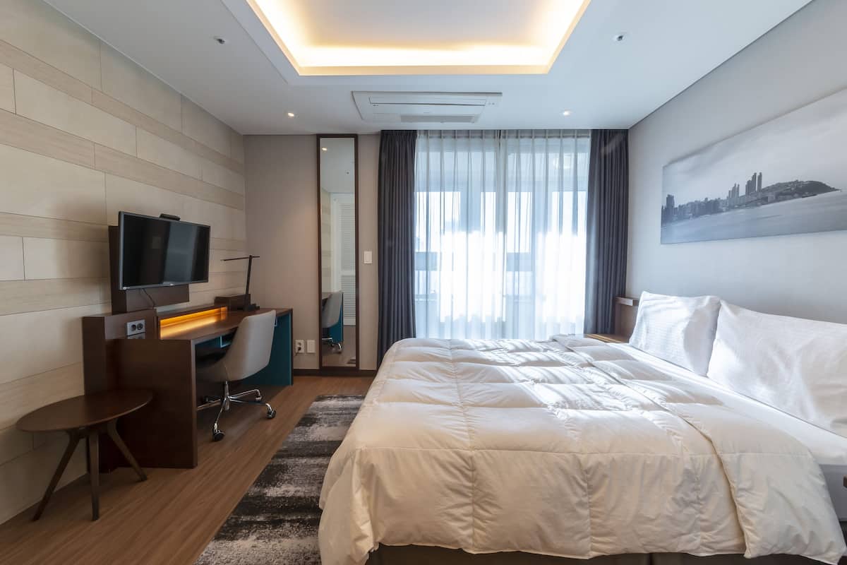 Executive Double Ocean | 1 bedroom, in-room safe, desk, iron/ironing board