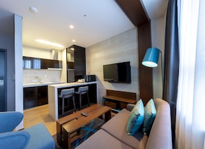 Junior Twin City | 起居区 | 32-英寸电视 (配备有线频道)、加热地板