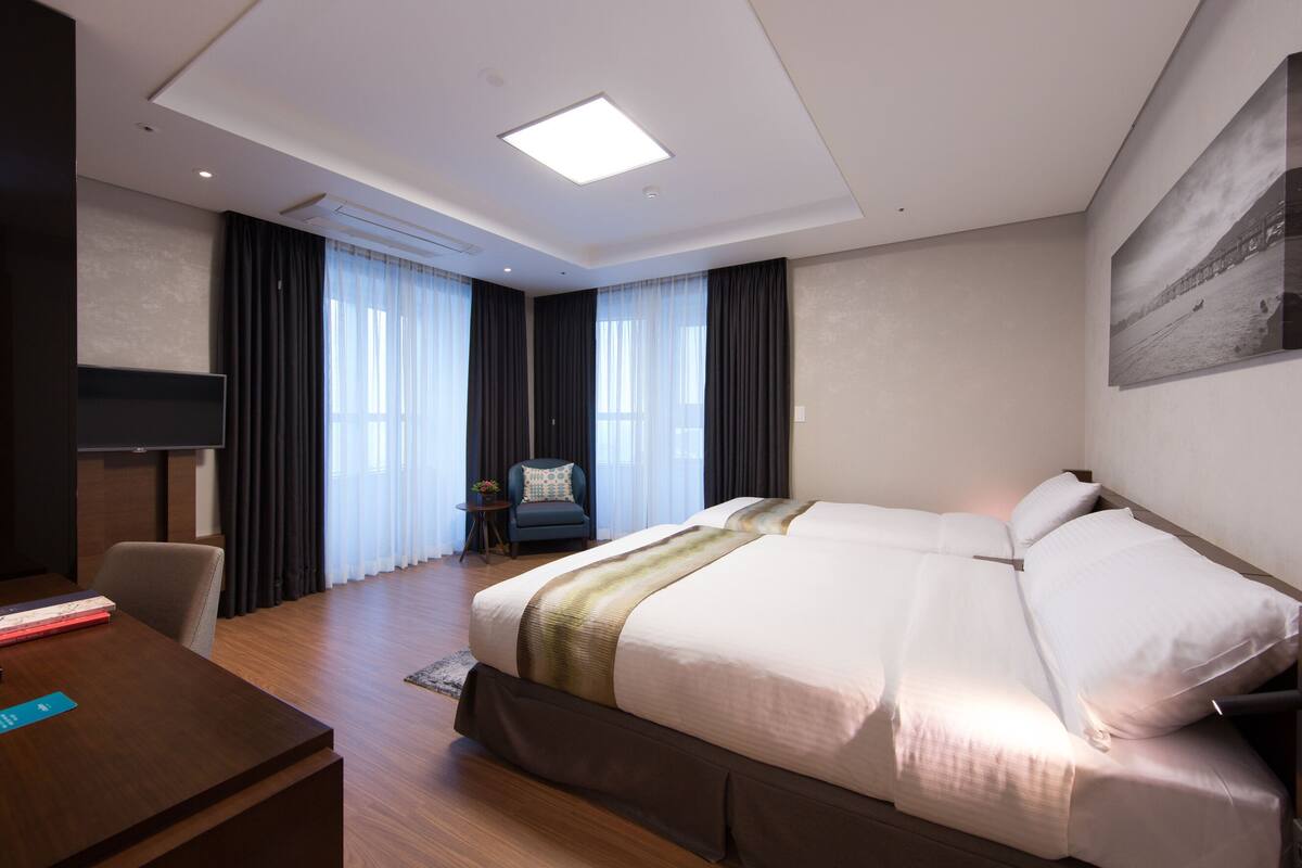 Corner Family Ocean | 客房内保险箱、办公桌、熨斗/熨板、免费 WiFi
