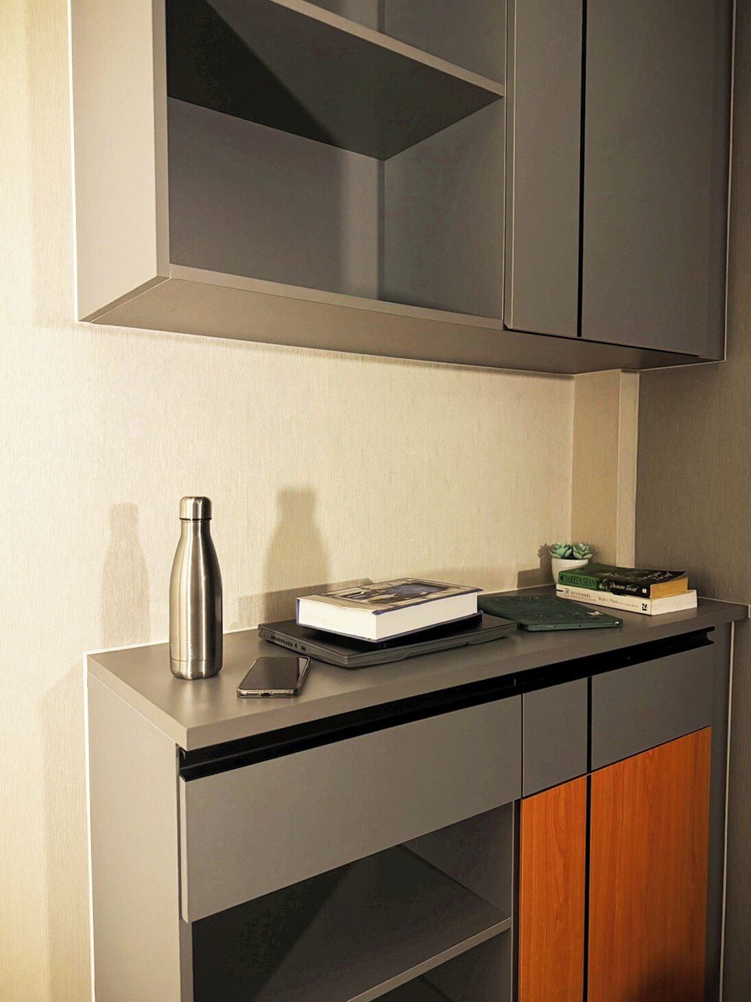 1 bedroom, desk, laptop workspace, soundproofing