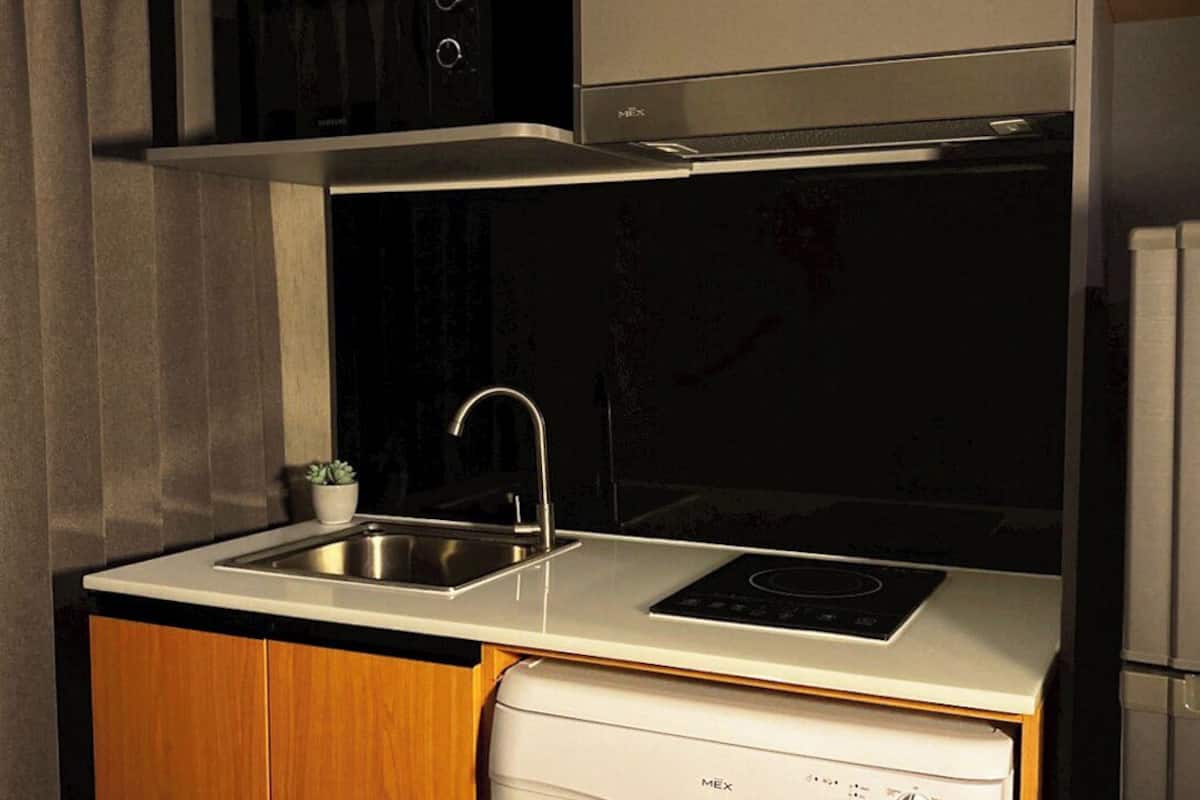 junior room, 1 bedroom, non smoking, city view | private kitchen | electric kettle