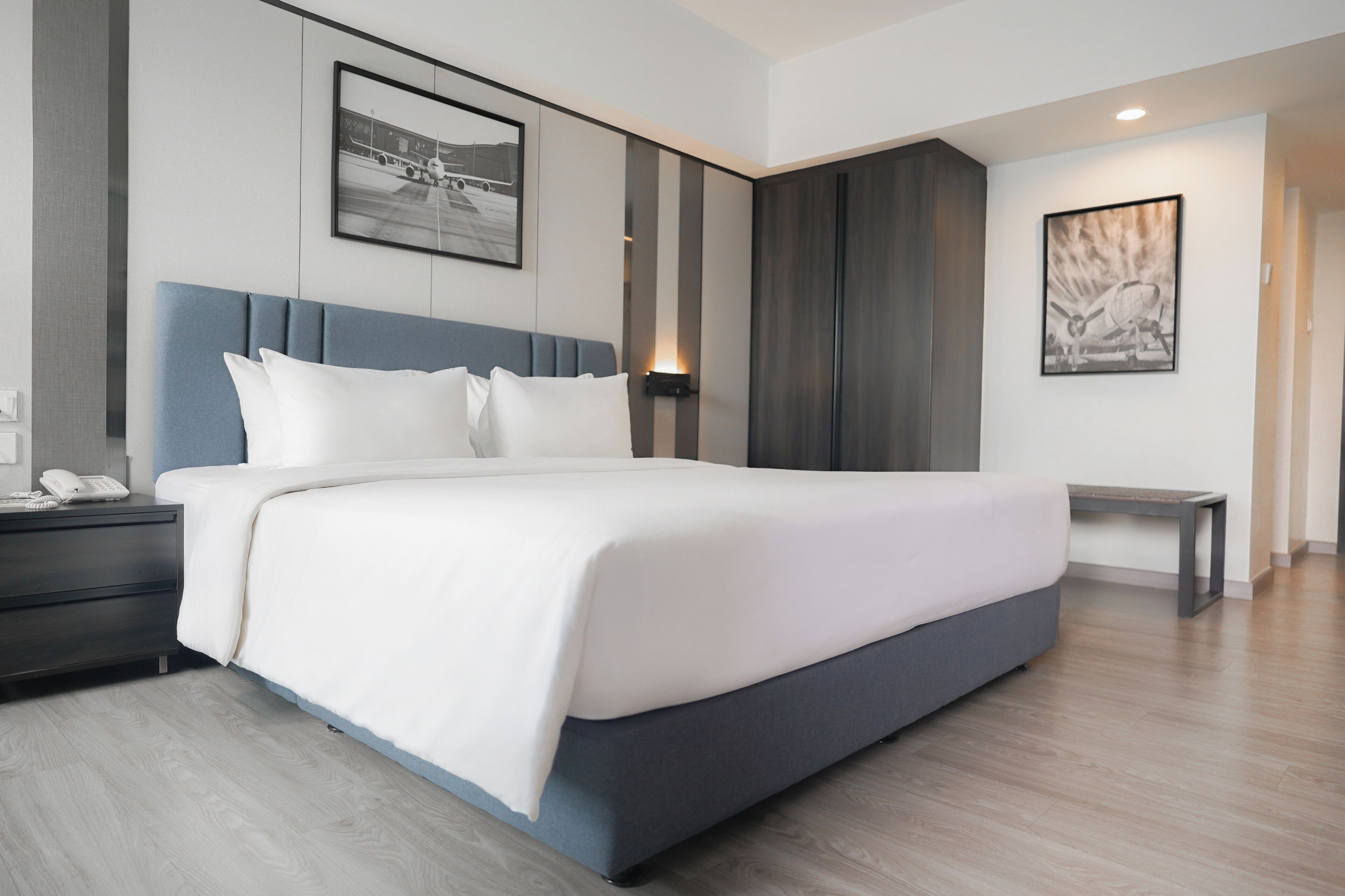 Escritorio y espacio para trabajar con laptop 