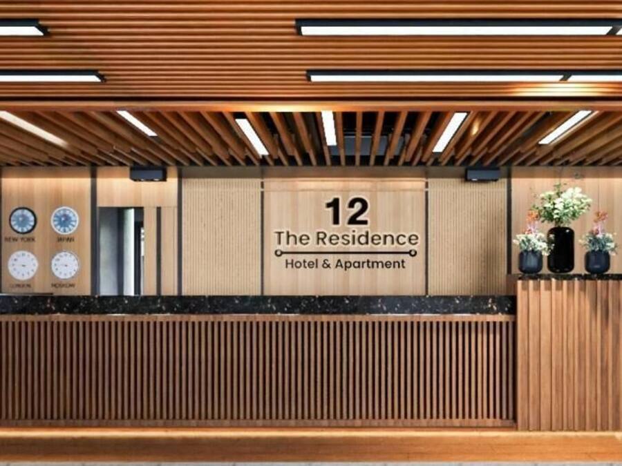Una recepción con un letrero que dice "12 The Residence Hotel & Apartment".