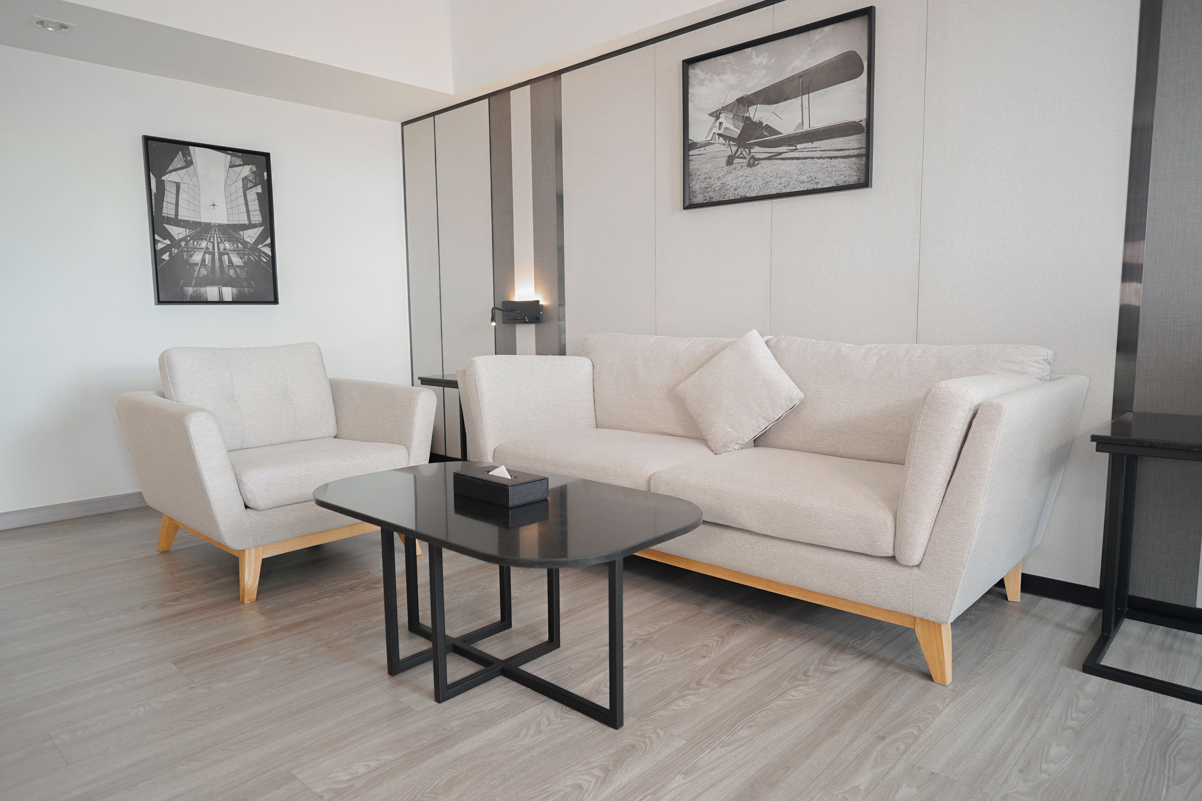 Skrivbord, arbetsyta för laptop, ljudisolering och gratis wi-fi