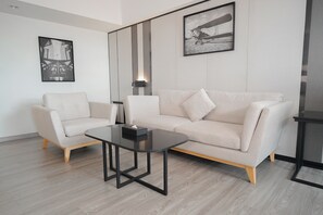 Skrivebord, skrivebord for bærbar PC, lydisolert og wi-fi (inkludert)